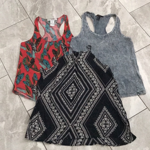WOMEN - Tank Tops / Bundle of Three Pieces | S - Picture 1 of 8